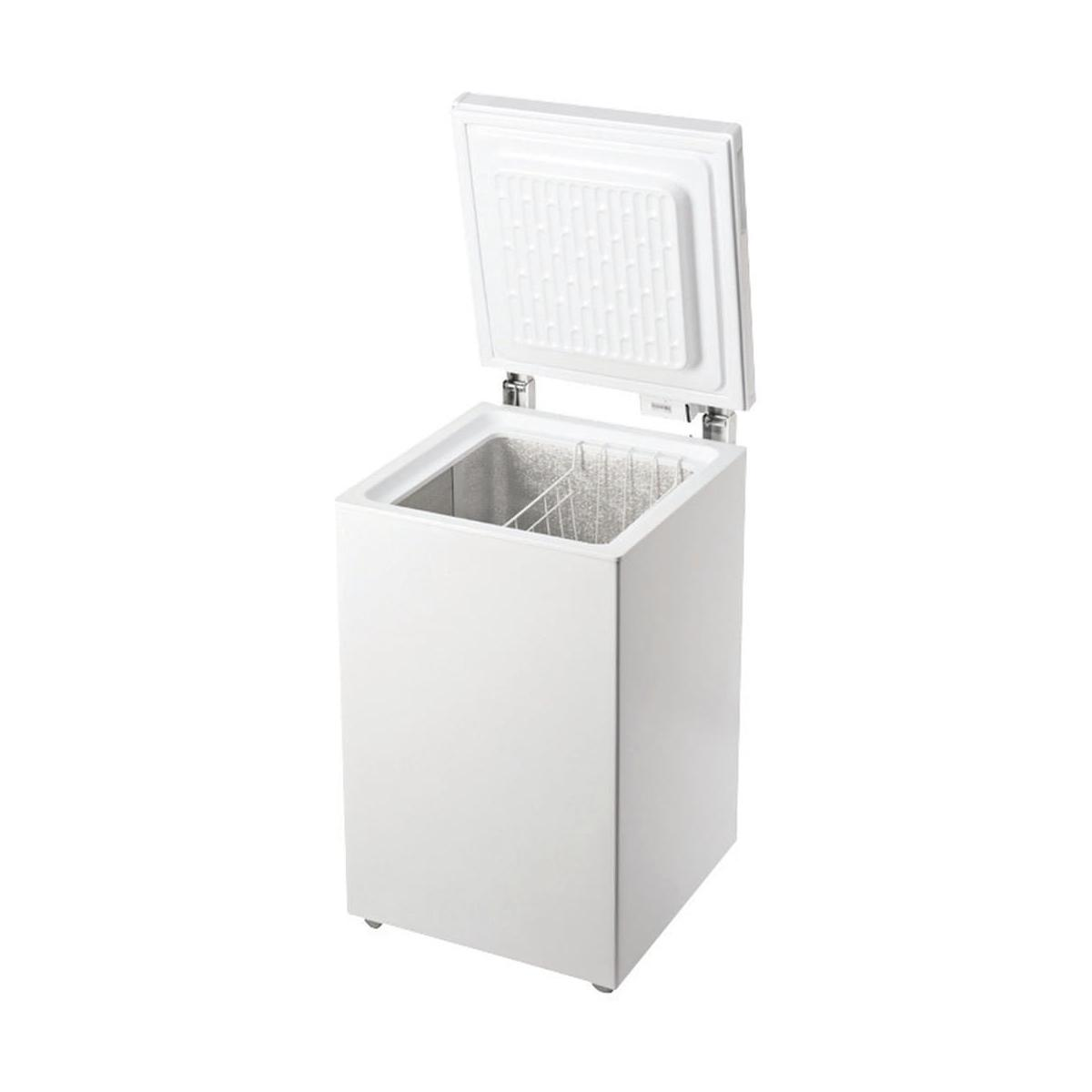 Un congelatore a pozzetto bianco con il coperchio aperto, che mostra un cestello metallico.