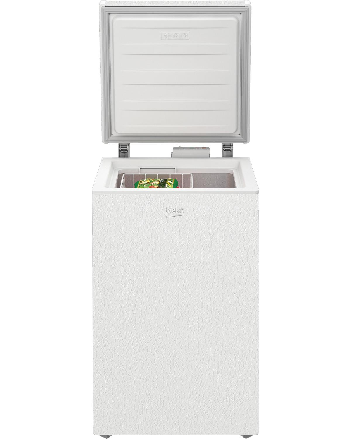 Un congelatore Beko bianco a pozzetto con coperchio aperto, mostra un cesto con cibo.