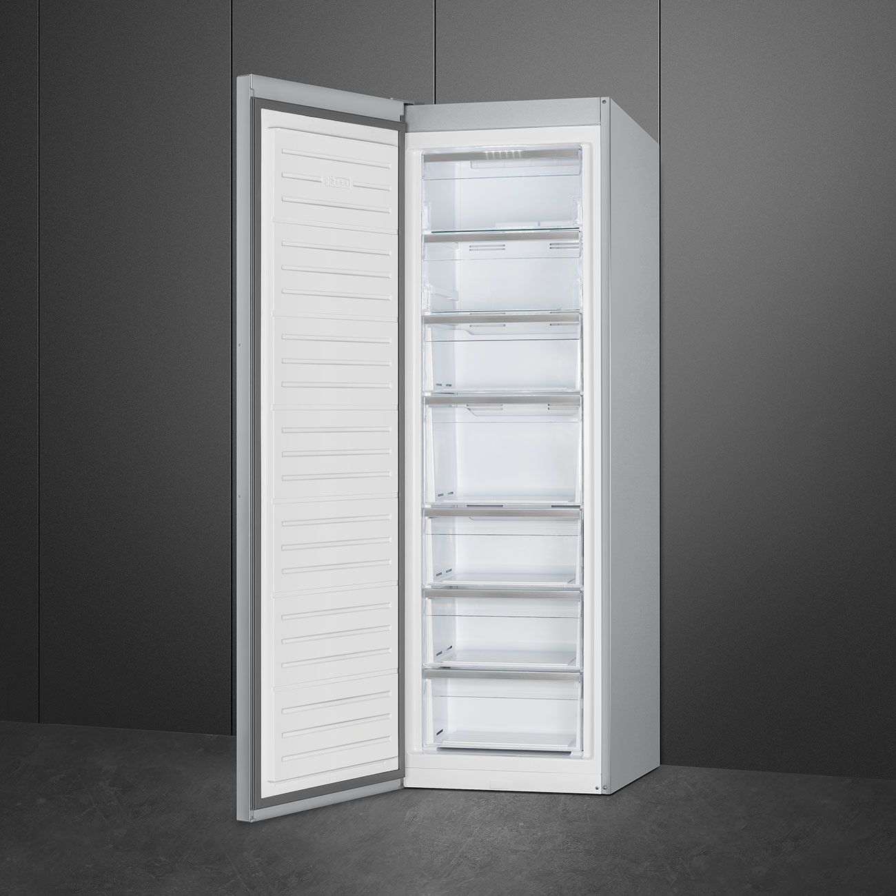 Un refrigerador plateado con la puerta abierta, que muestra seis cajones transparentes.