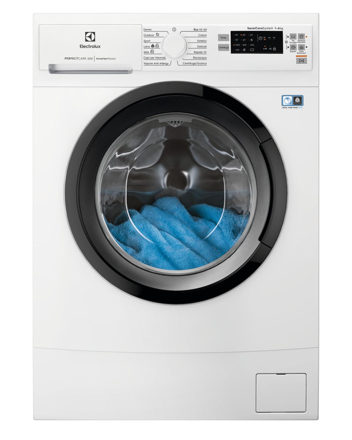 Eine weiße Electrolux Waschmaschine mit geöffneter Trommel, gefüllt mit blauen Handtüchern.