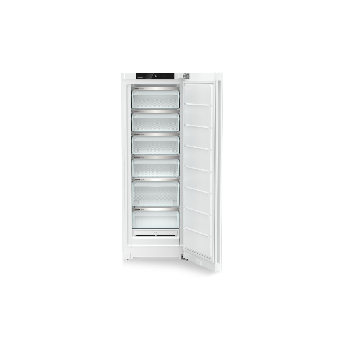 Un congelatore bianco con la porta aperta, che mostra sei cassetti trasparenti.