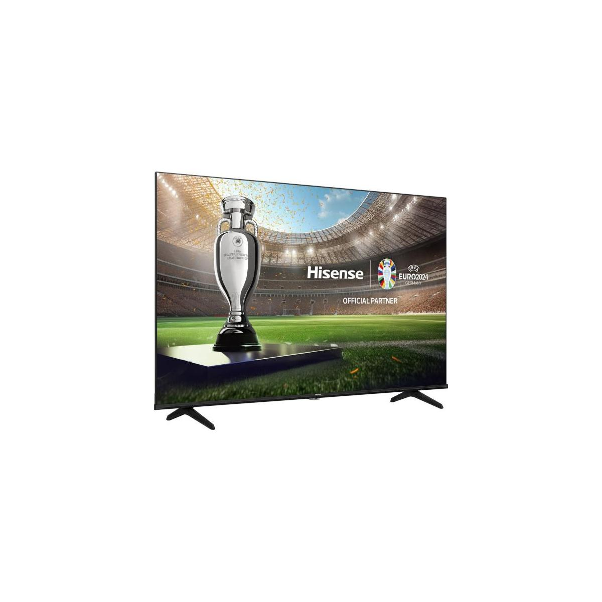 Uno schermo TV mostra il trofeo dell'Europeo in uno stadio con i loghi Hisense ed Euro2024.