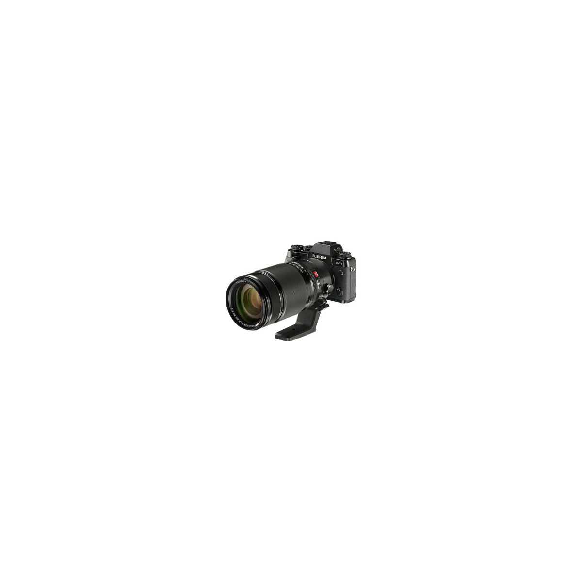 Una fotocamera Fujifilm nera con un obiettivo lungo poggia su un adattatore per treppiede.