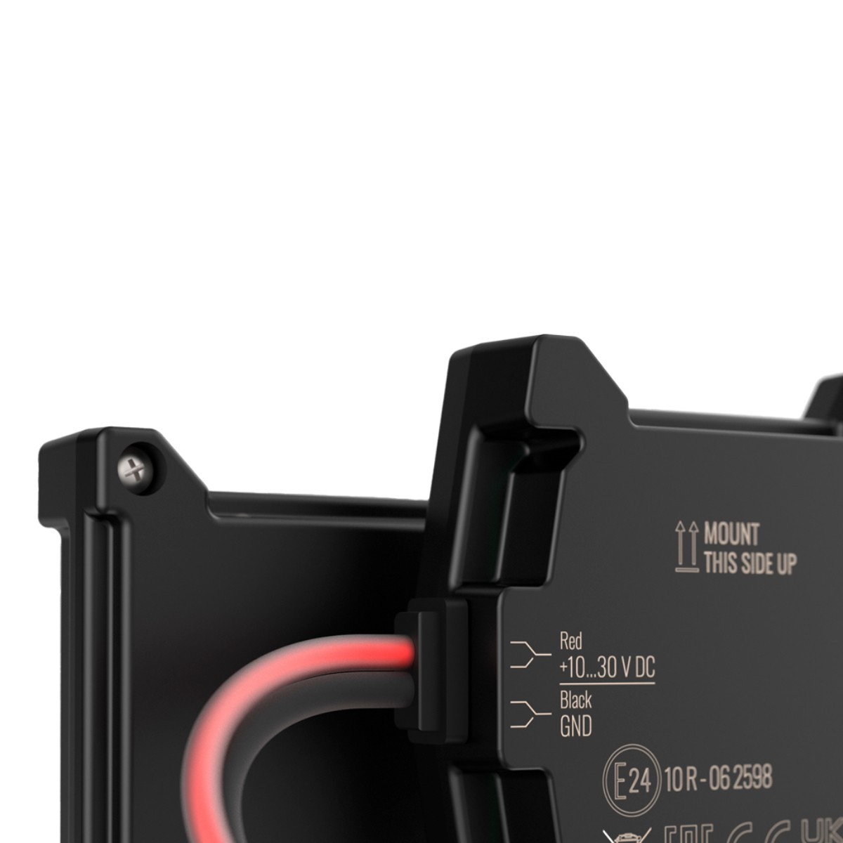 Dispositivo nero con cavo rosso. Etichette: Montare questo lato verso l'alto, Rosso, Nero, GND, E24 10R-062598.
