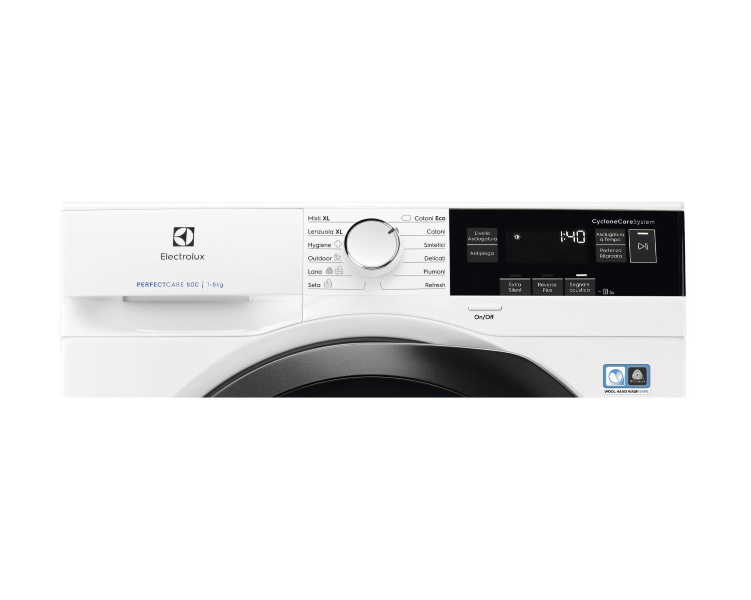 Lavatrice bianca Electrolux con pannello comandi e selezione programmi. Logo a sinistra.