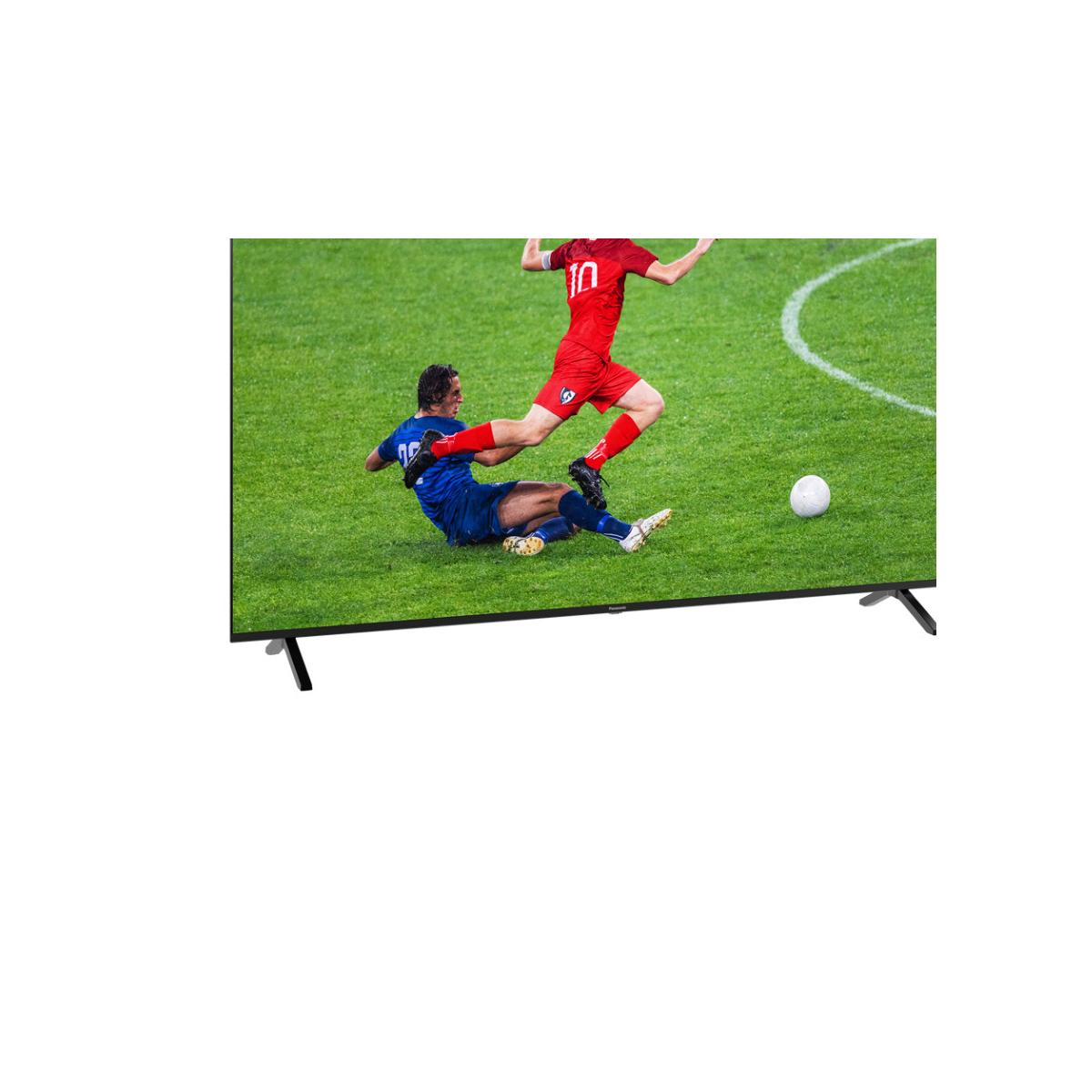 Calciatori in maglia rossa e blu su campo verde, uno a terra.