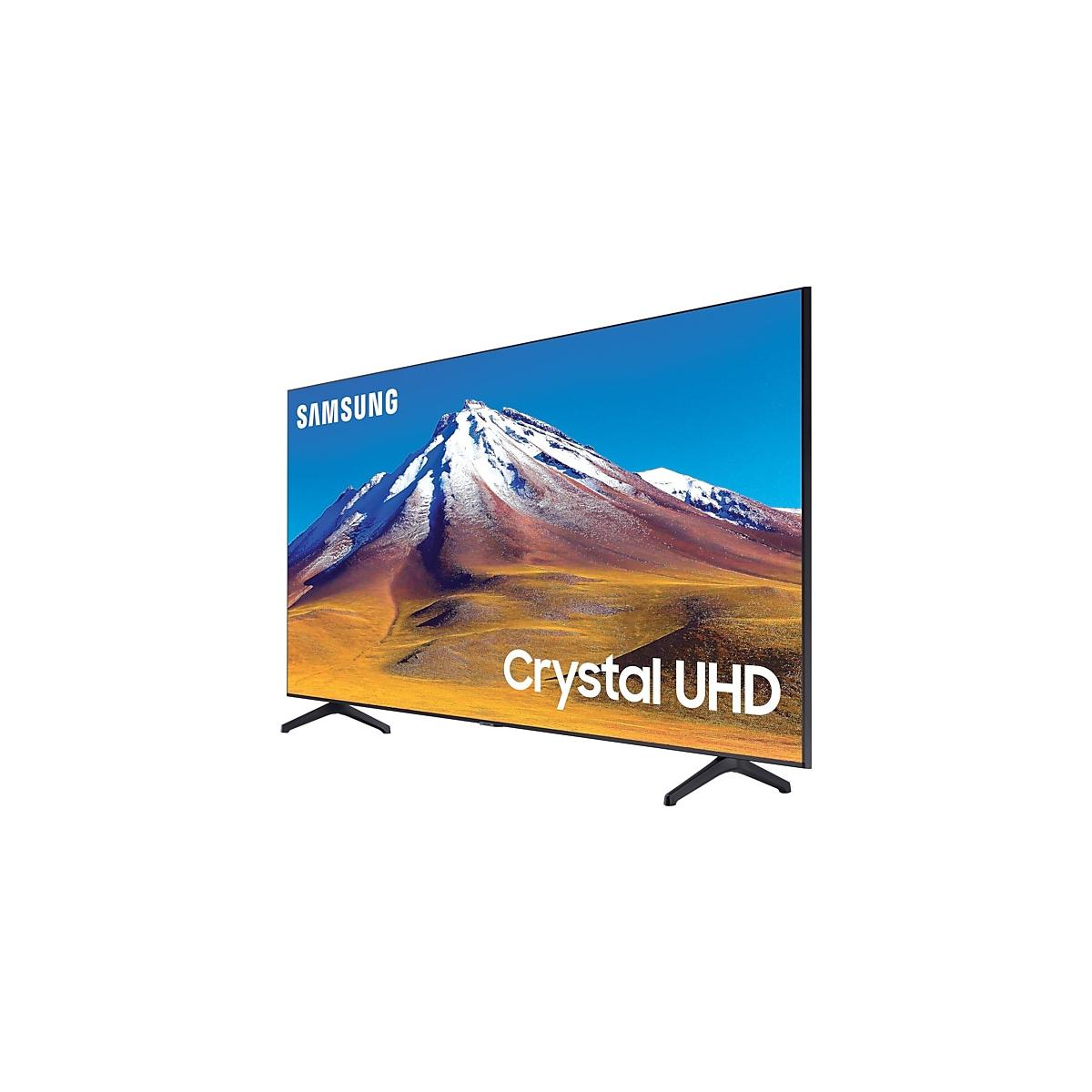 Una TV Samsung Crystal UHD con un paesaggio montano sullo schermo.