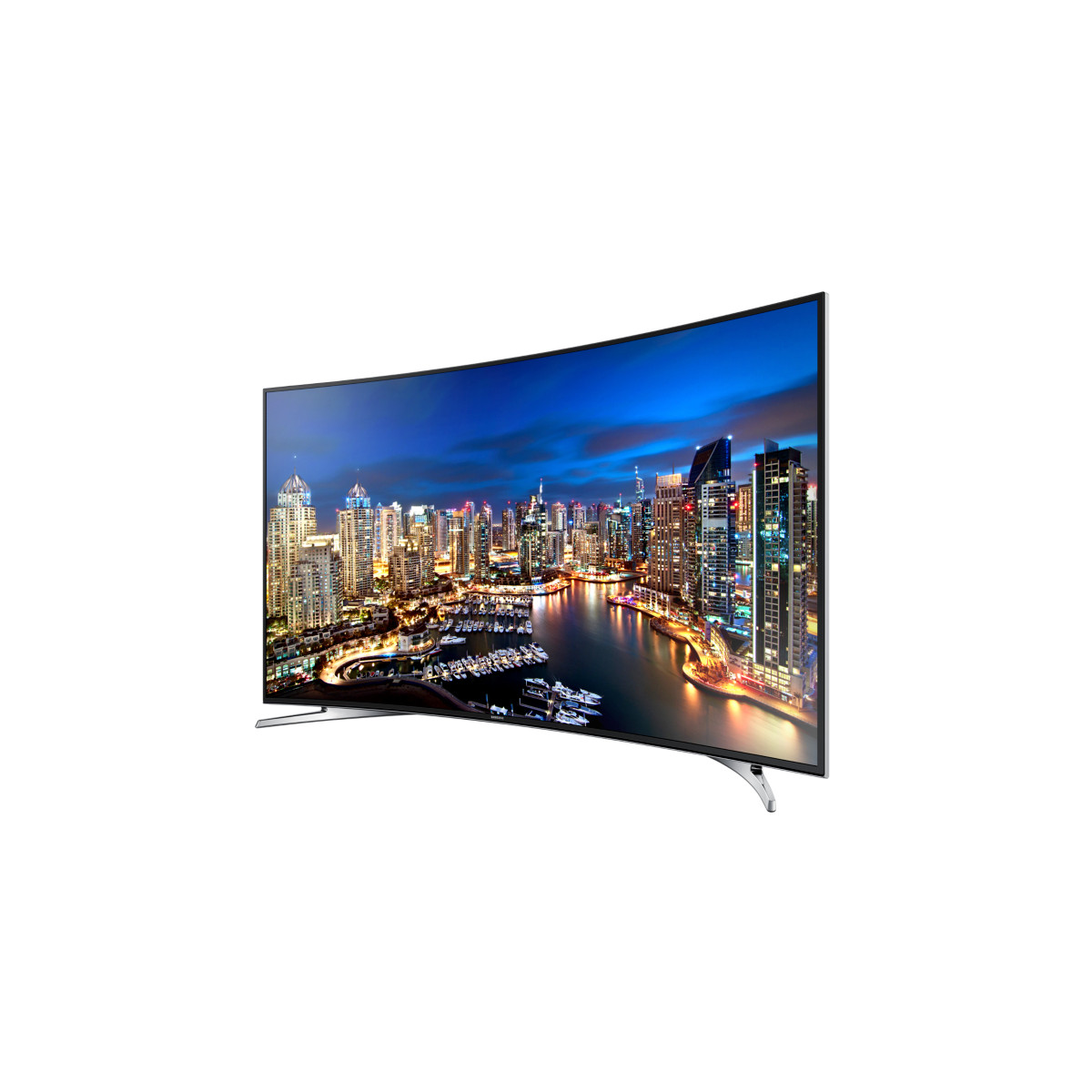 Una TV curva mostra uno skyline cittadino notturno con luci e barche.