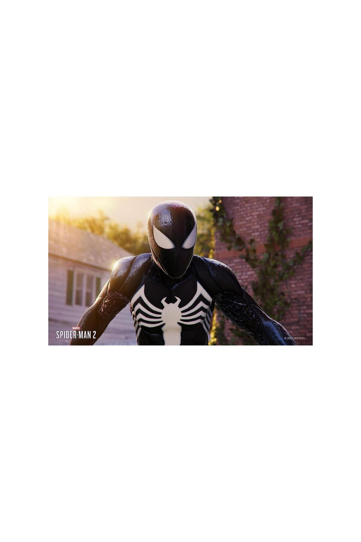 Spiderman in abito nero davanti a una casa al tramonto.