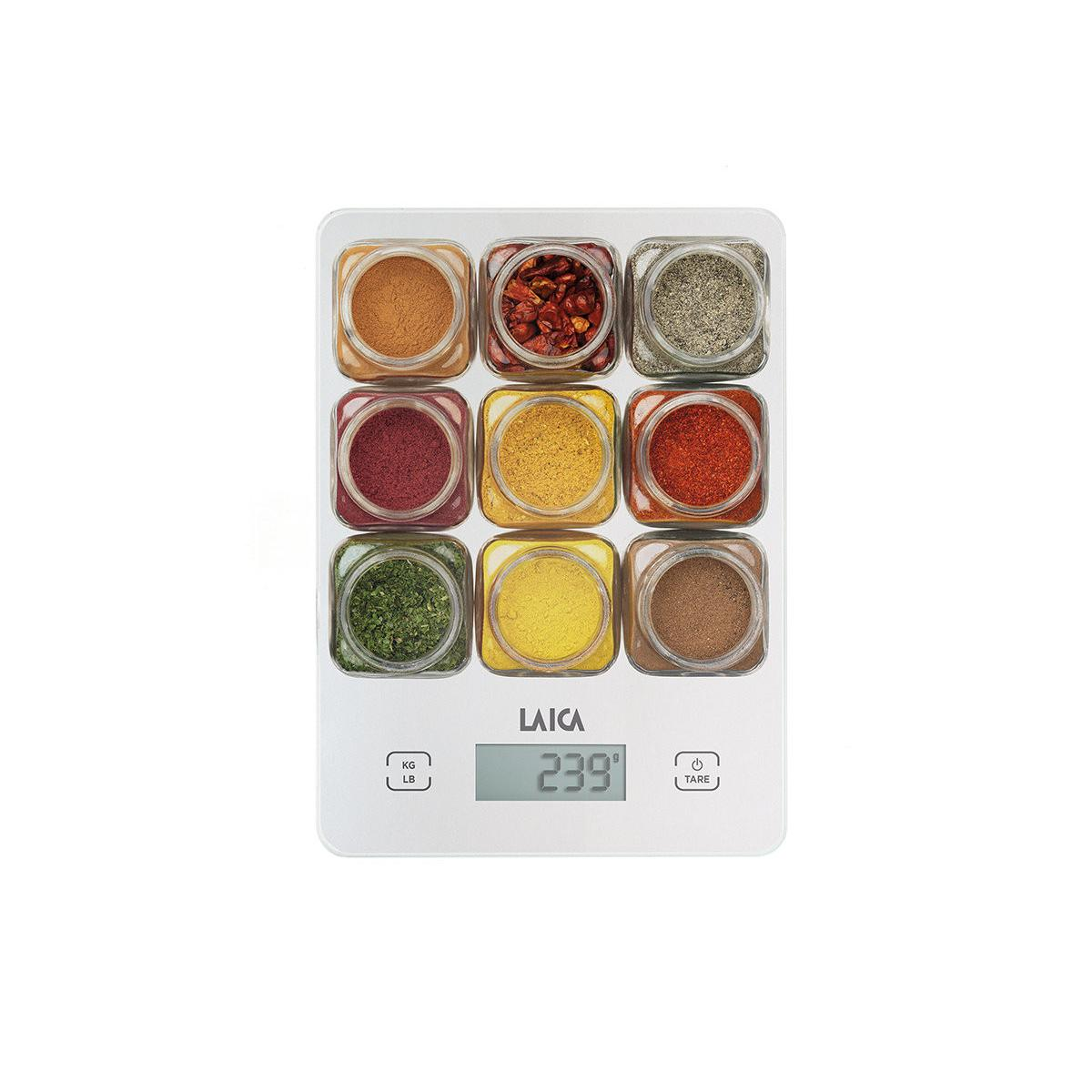 Una bilancia da cucina digitale con nove barattoli di spezie e un display che mostra 239.