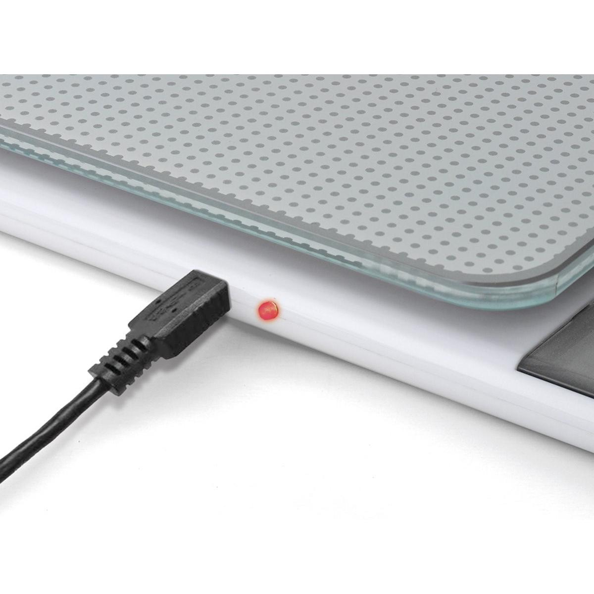 Ein schwarzes USB-Kabel steckt in einer weißen Waage mit rotem Lämpchen.