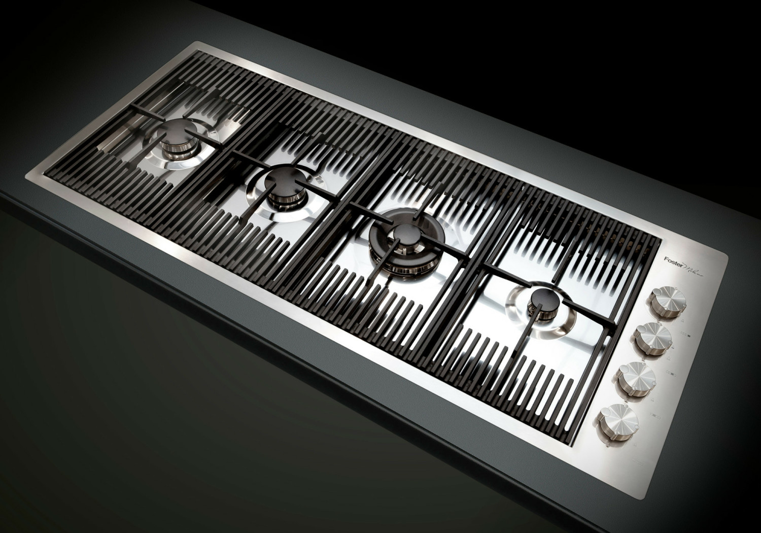 Un piano cottura a gas lucido con quattro bruciatori e griglie metalliche.