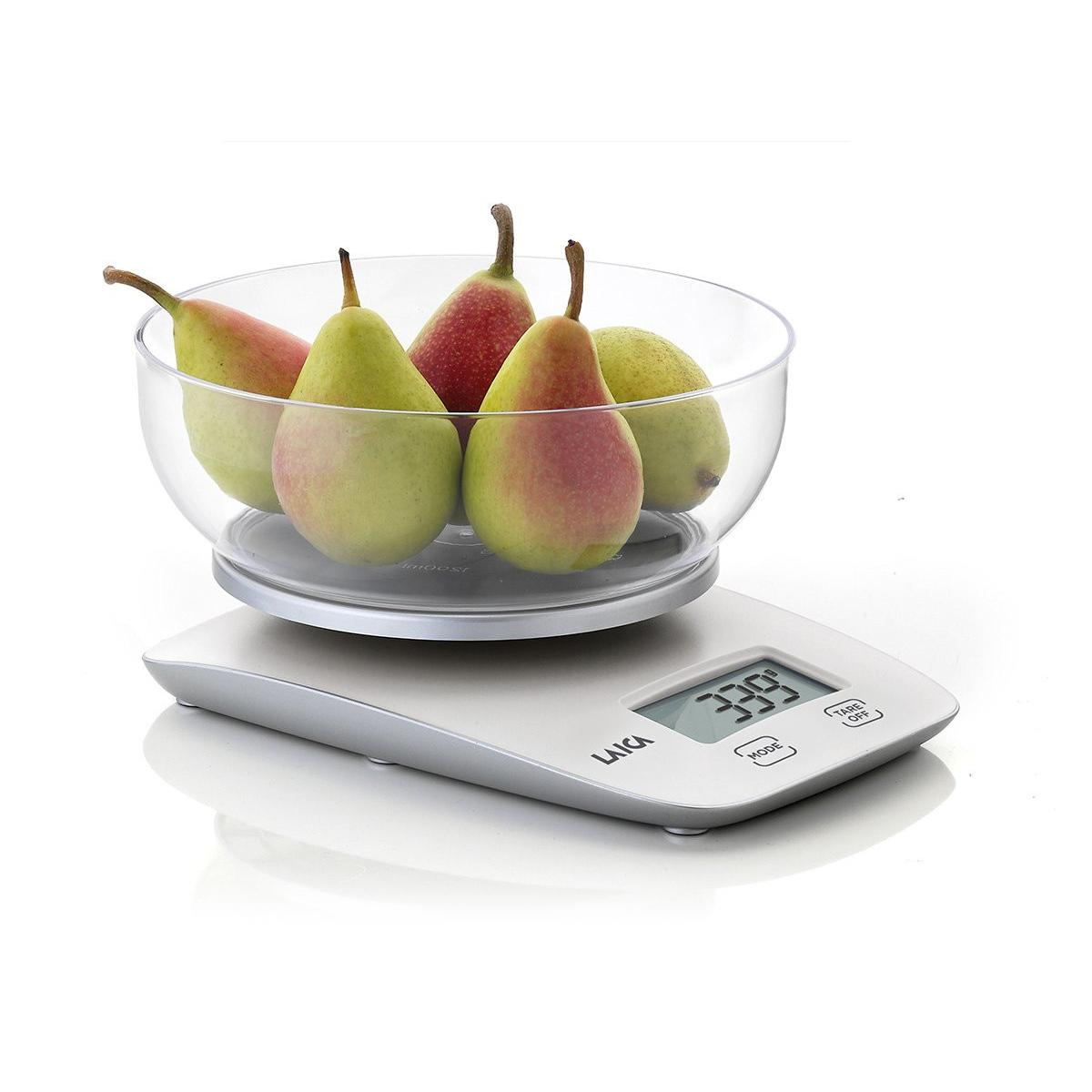 Eine durchsichtige Schüssel mit Birnen steht auf einer digitalen Küchenwaage, die 339g anzeigt.