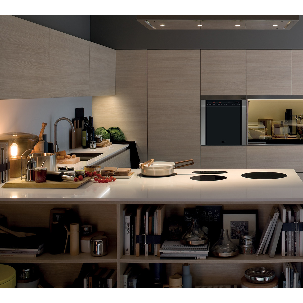 Cucina moderna con elementi in legno, piano cottura e forno.