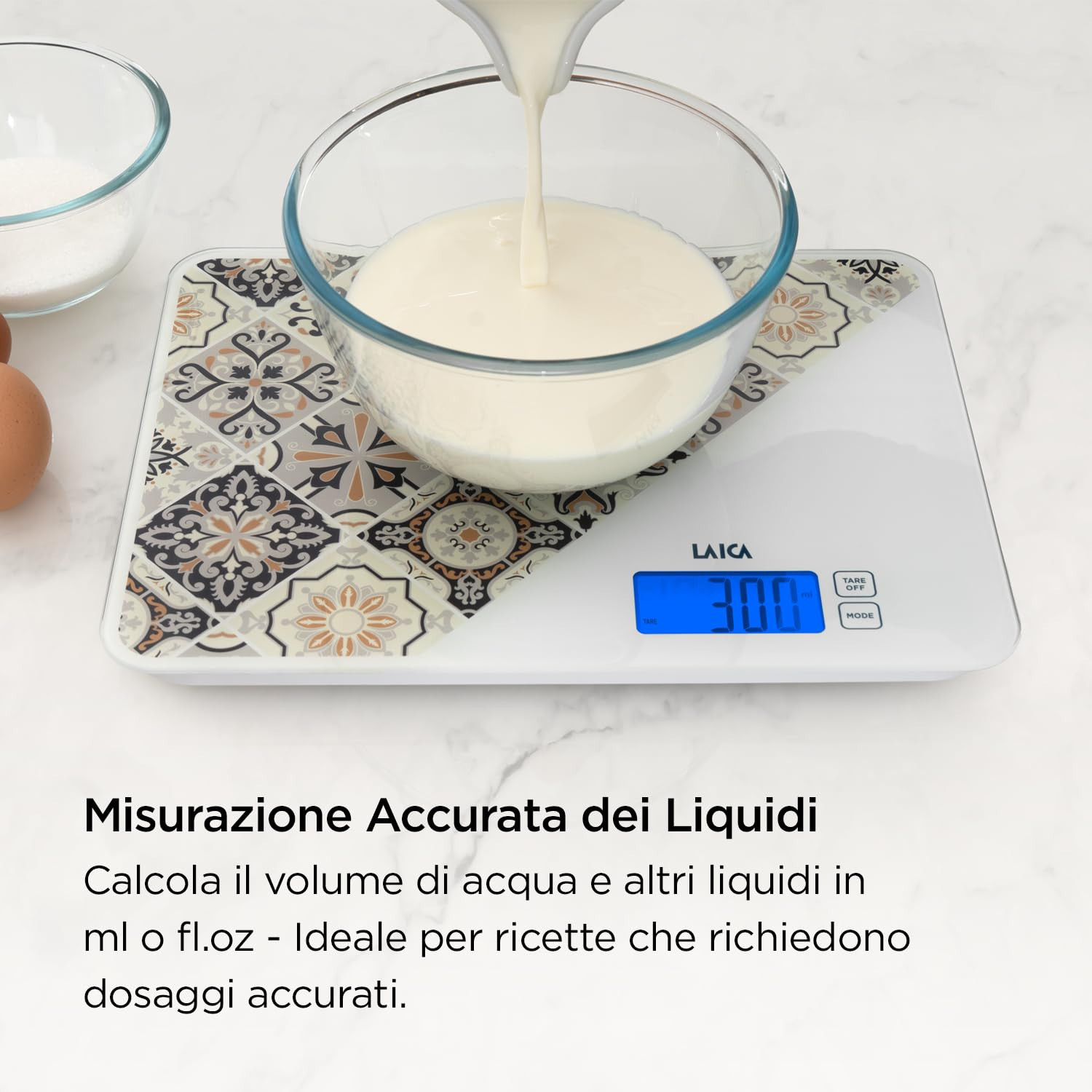 Eine digitale Küchenwaage misst 300 ml Flüssigkeit, die in eine Glasschüssel gegossen wird.