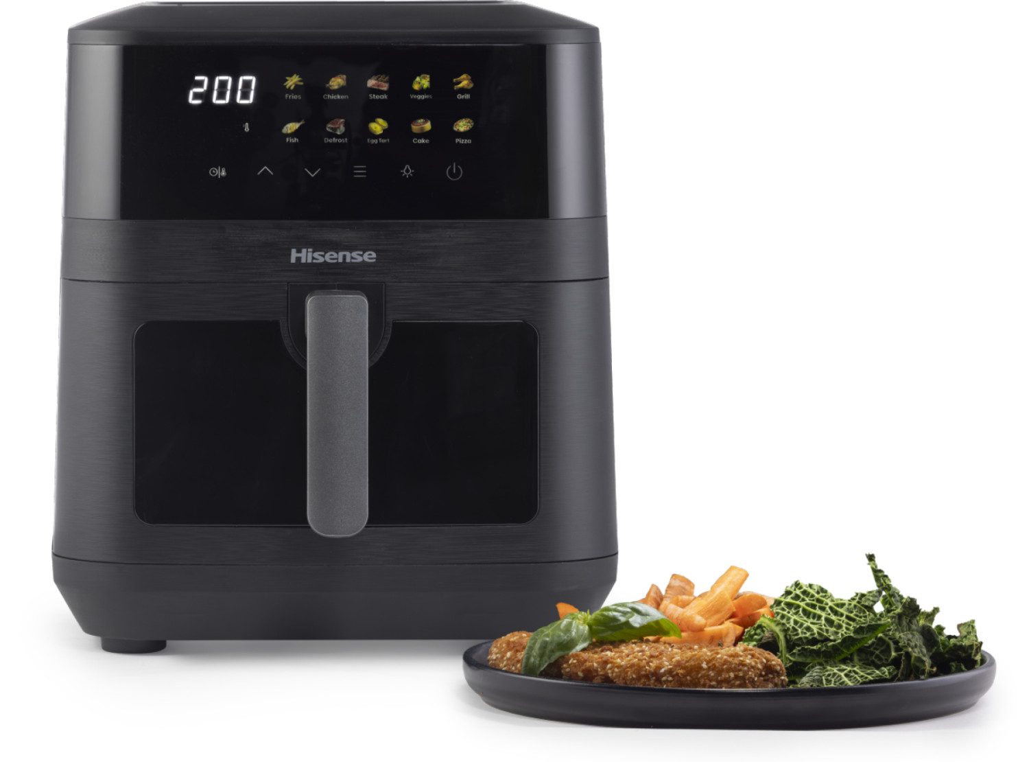 Una friggitrice ad aria Hisense nera accanto a un piatto con cibo fritto e verdure.