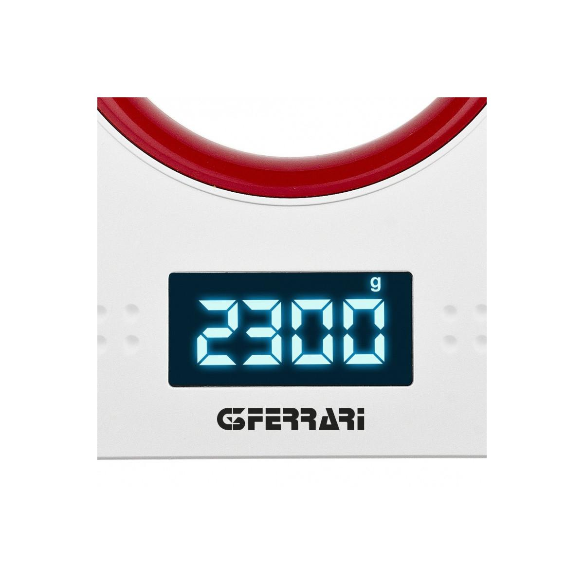Eine weiße digitale Küchenwaage mit rotem Rand zeigt 2300 g an.