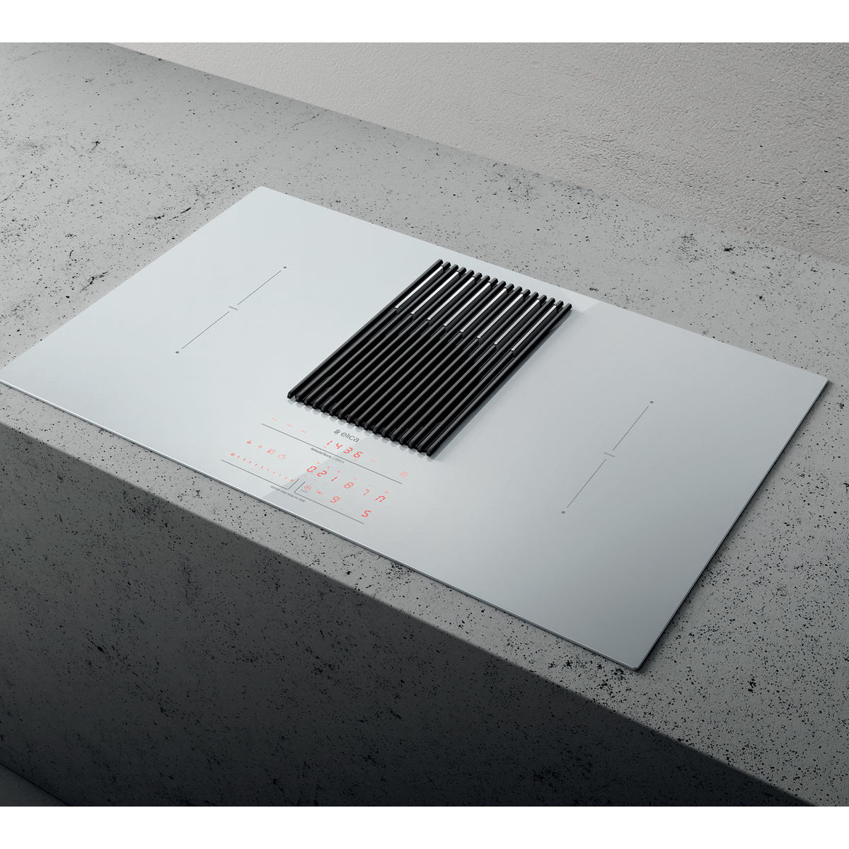 Un piano cottura a induzione bianco con griglia di ventilazione nera integrata e comandi digitali.
