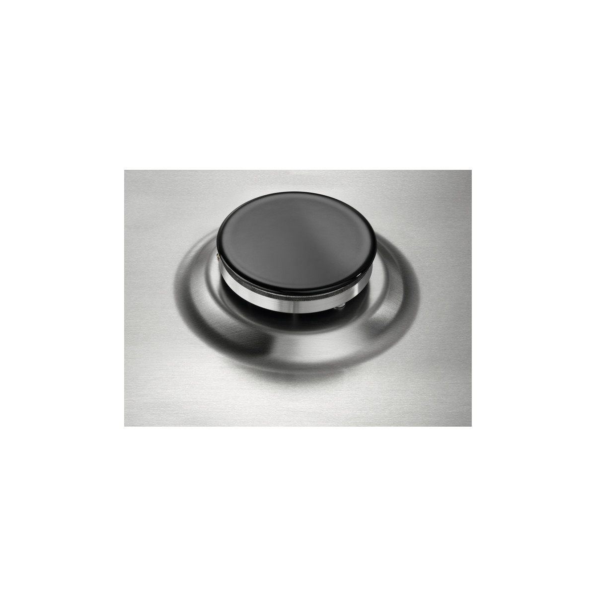 Un pomo negro con borde plateado sobre metal cepillado.