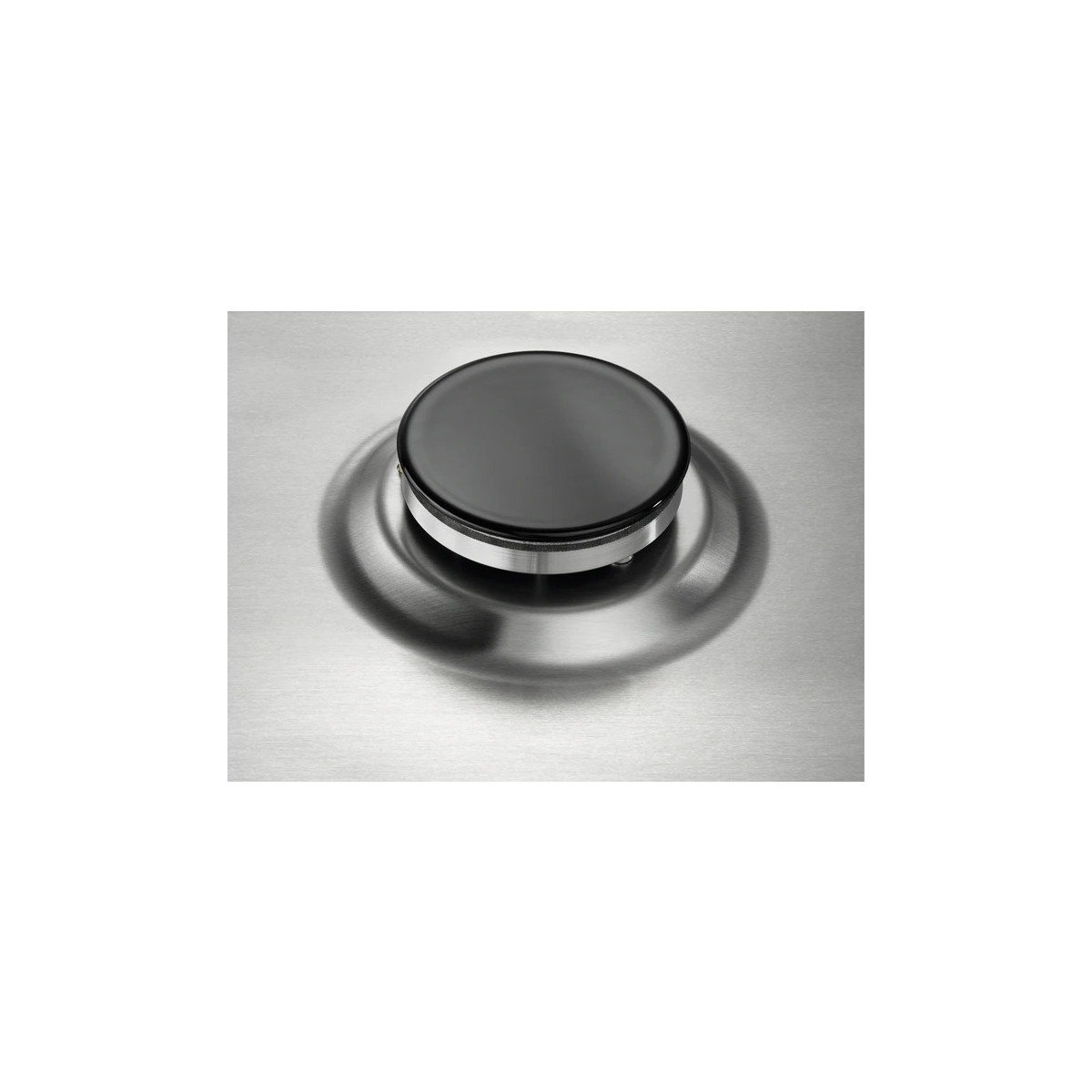 Un pomo redondo negro sobre metal cepillado.