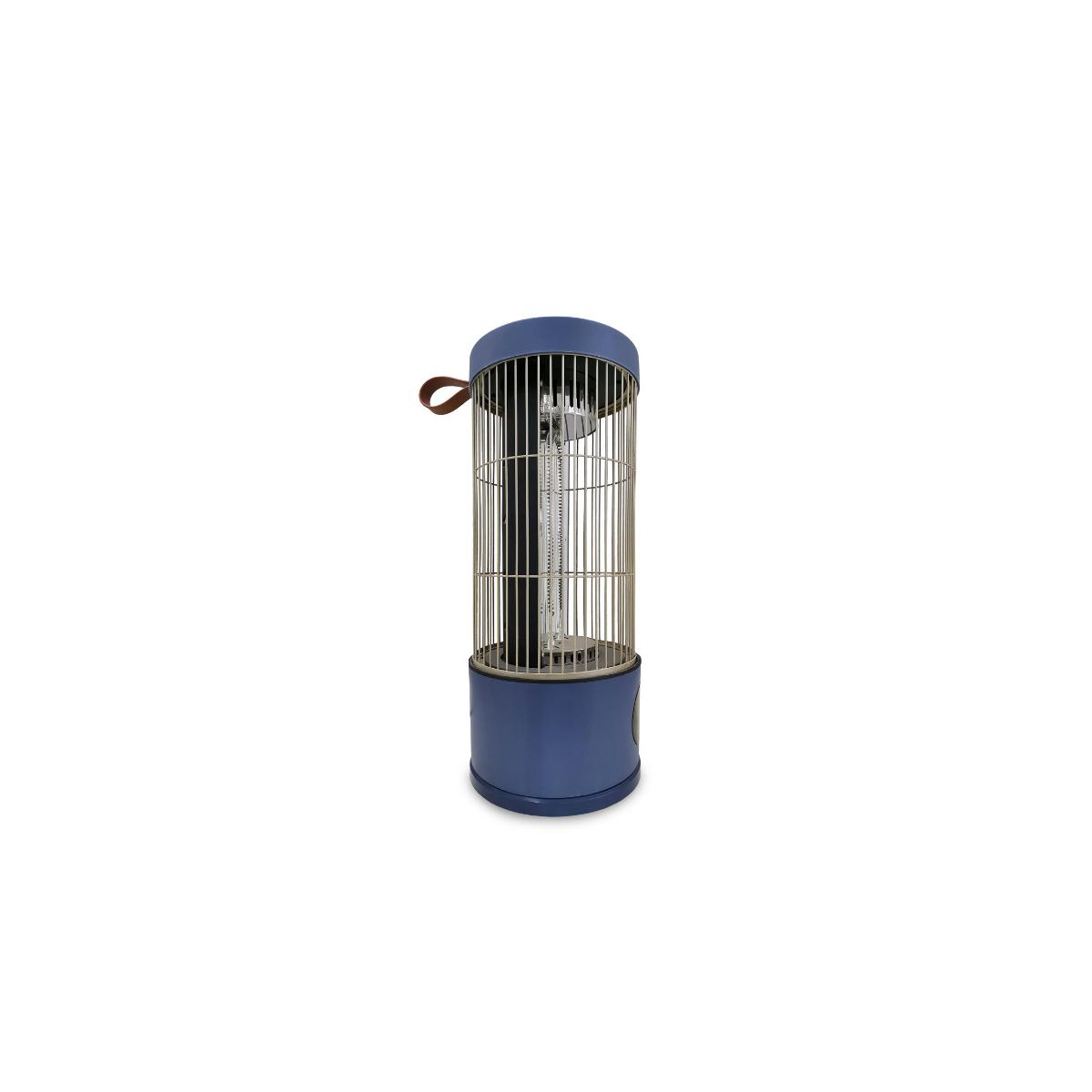 Una lampada blu con gabbia in metallo e manico in pelle su sfondo bianco.