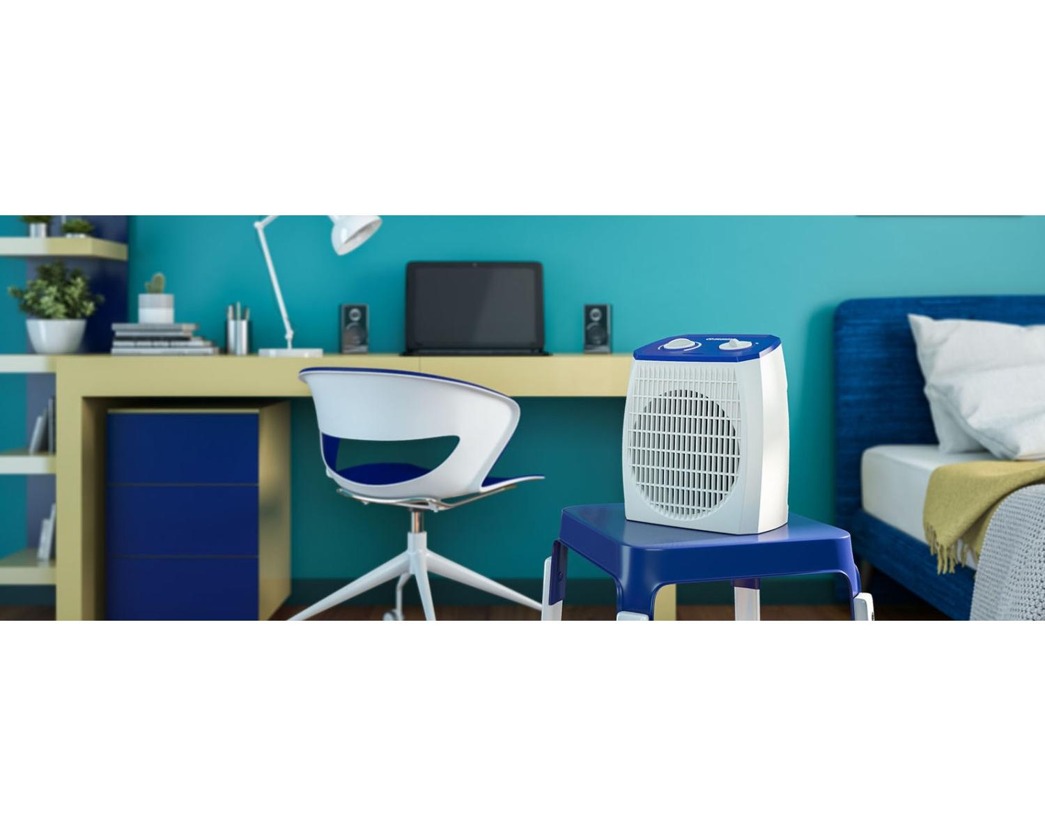 Een witte ventilatorverwarmer staat op een blauwe kruk naast een bed.