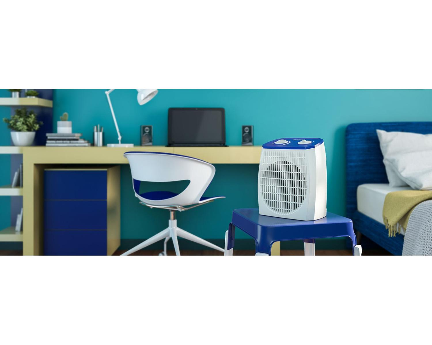 Een witte draagbare kachel met blauwe accenten staat op een blauw krukje naast een bed.