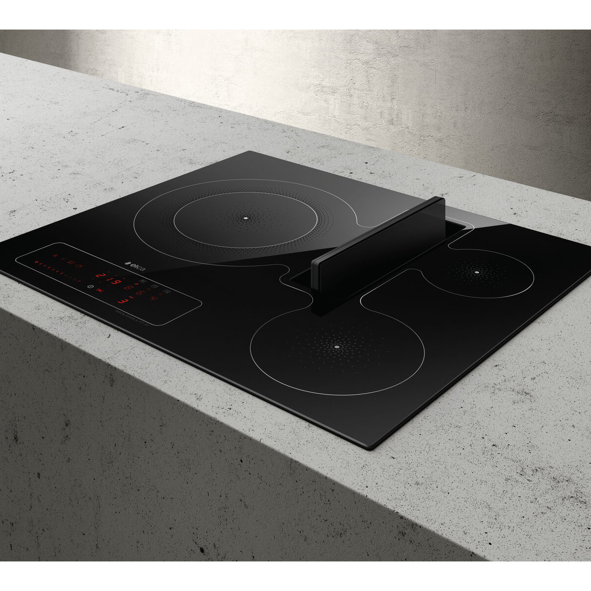 Piano cottura a induzione nero con comandi touch e griglia di ventilazione integrata.