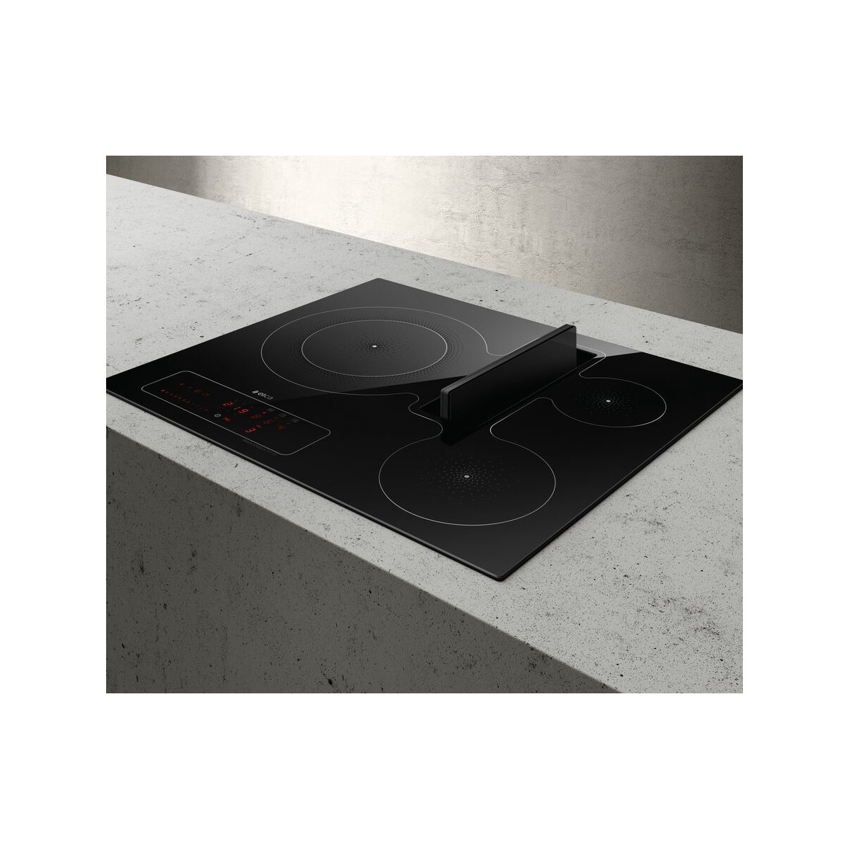 Un piano cottura a induzione nero con quattro zone di cottura e ventilazione integrata.