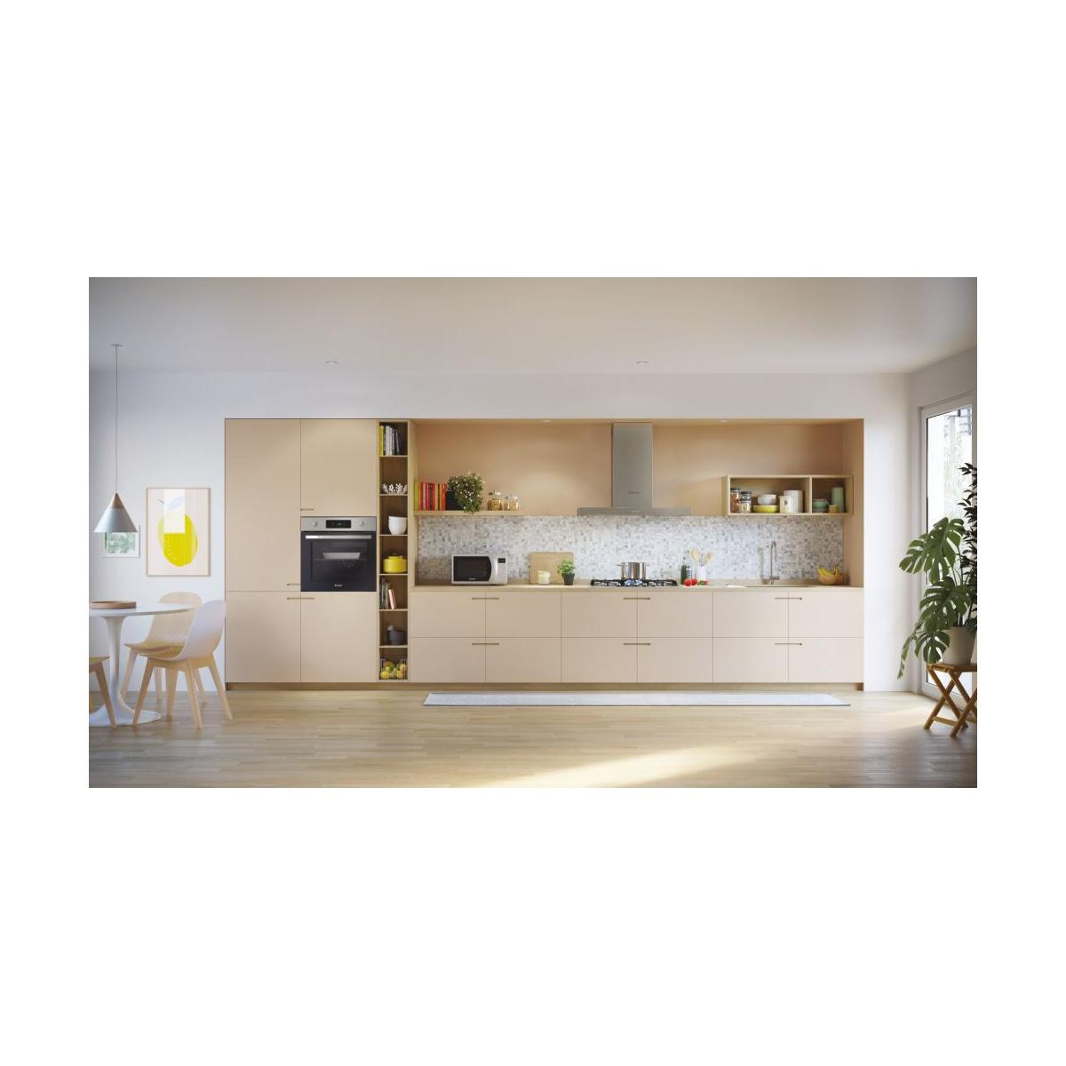 Cucina moderna e luminosa con mobili in legno, elettrodomestici integrati e tavolo.