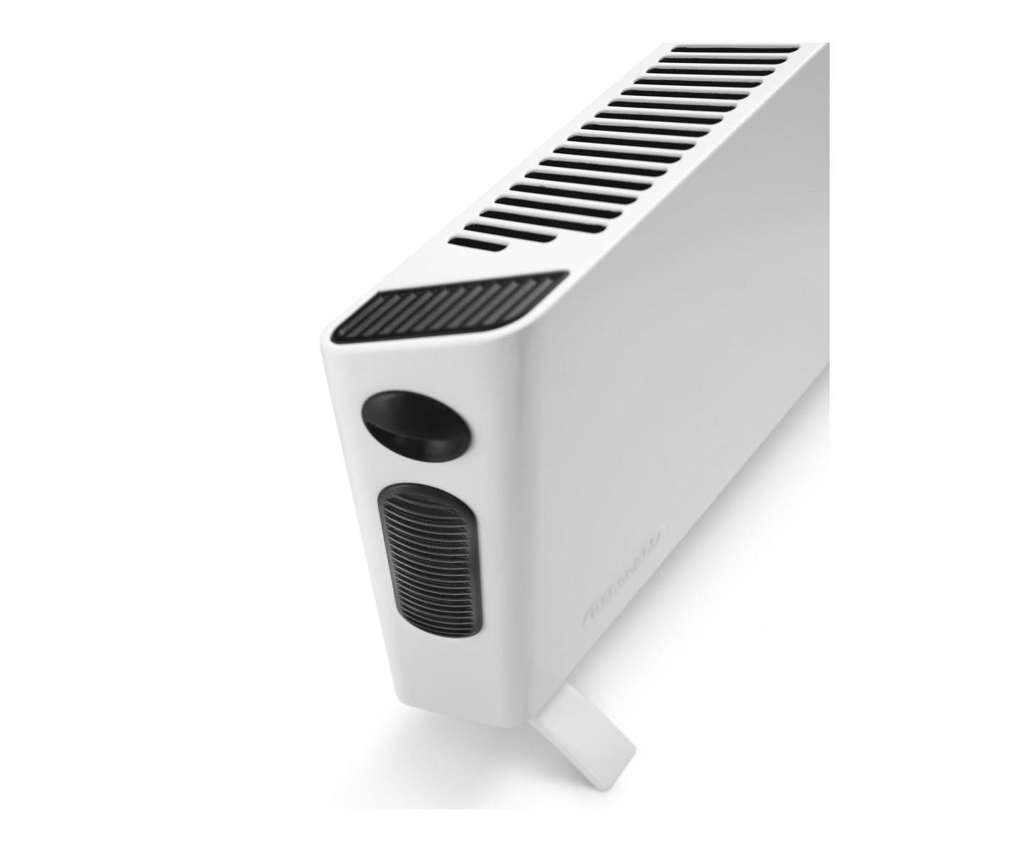 Een witte verwarming met zwarte ventilatieopeningen en bedieningselementen.