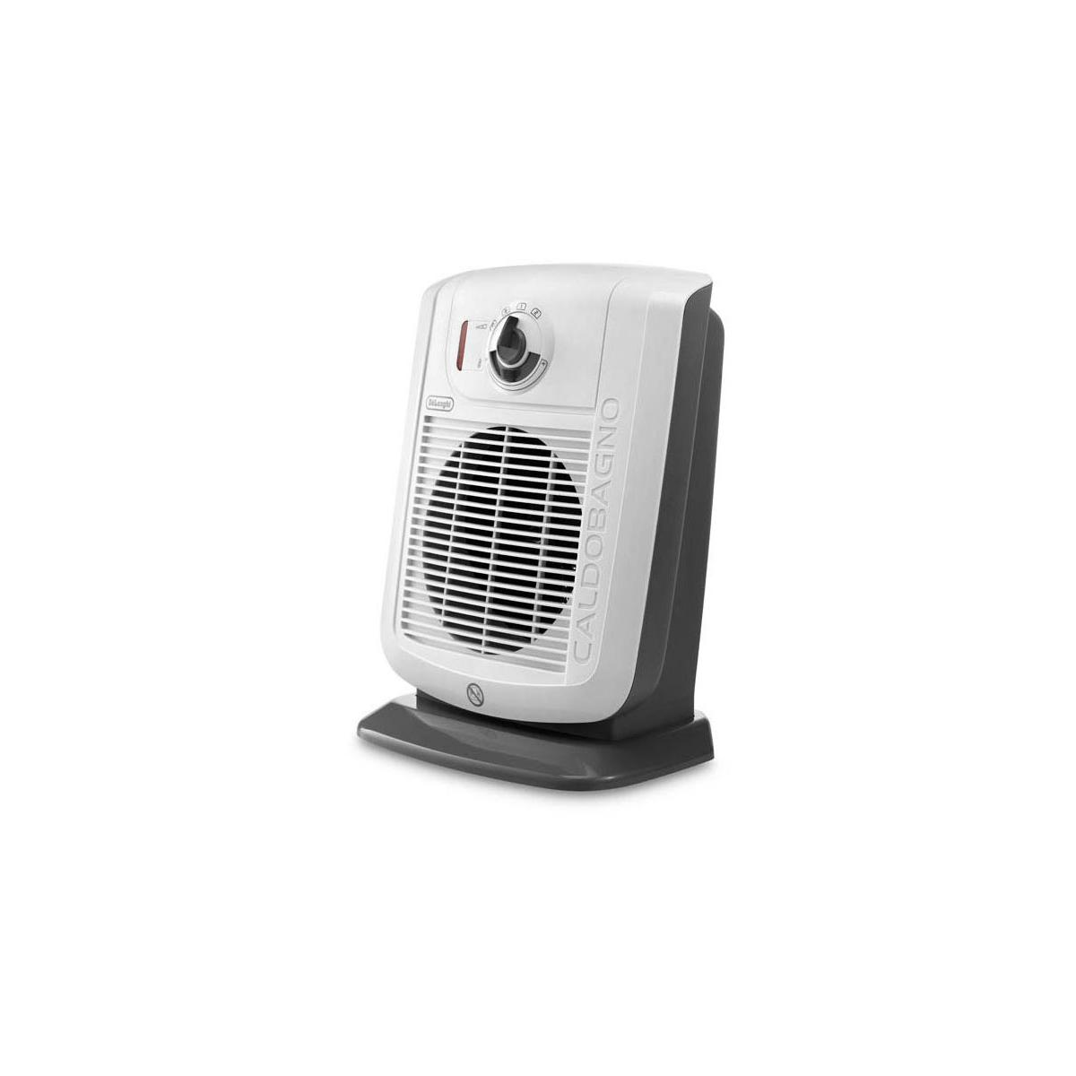 Una stufetta a ventilatore bianca e grigia con griglia e manopole su sfondo bianco.