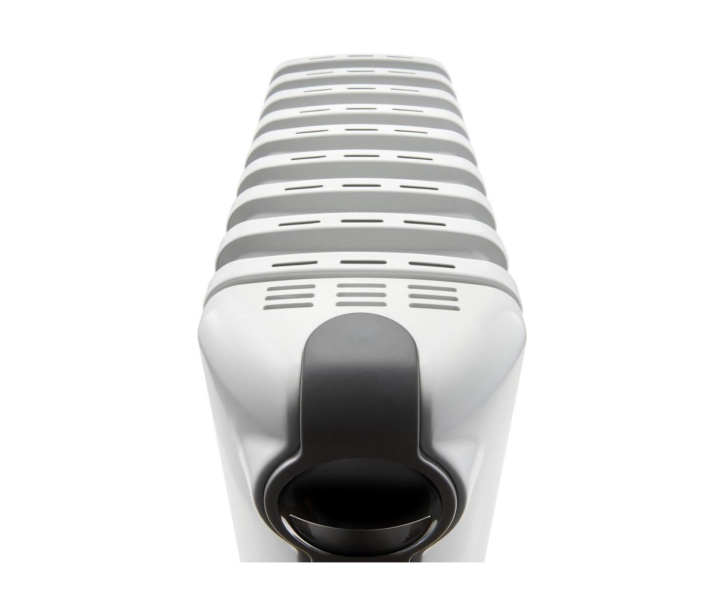 Een witte radiator met een zwart handvat, van voren gezien.