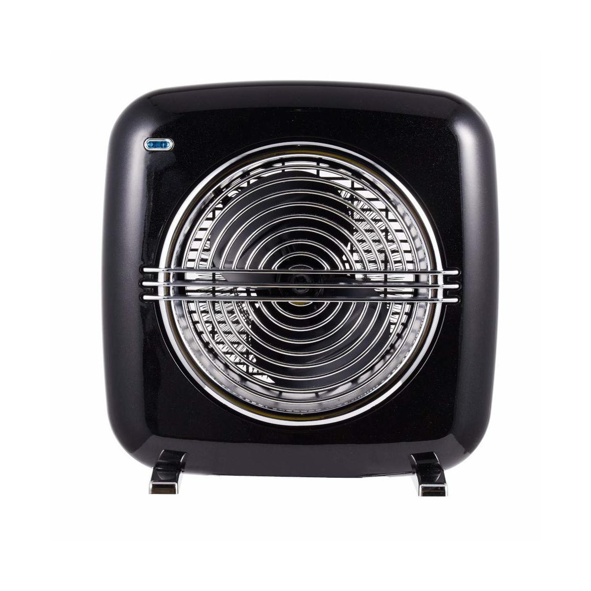 Un ventilador retro negro brillante con rejilla plateada y dos pies.