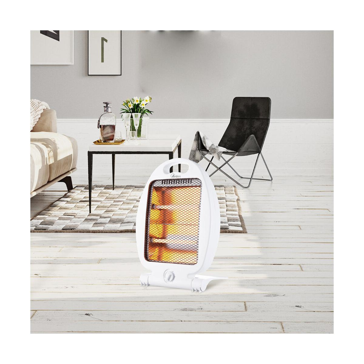 Un termoventilatore bianco su un pavimento in legno in un salotto.