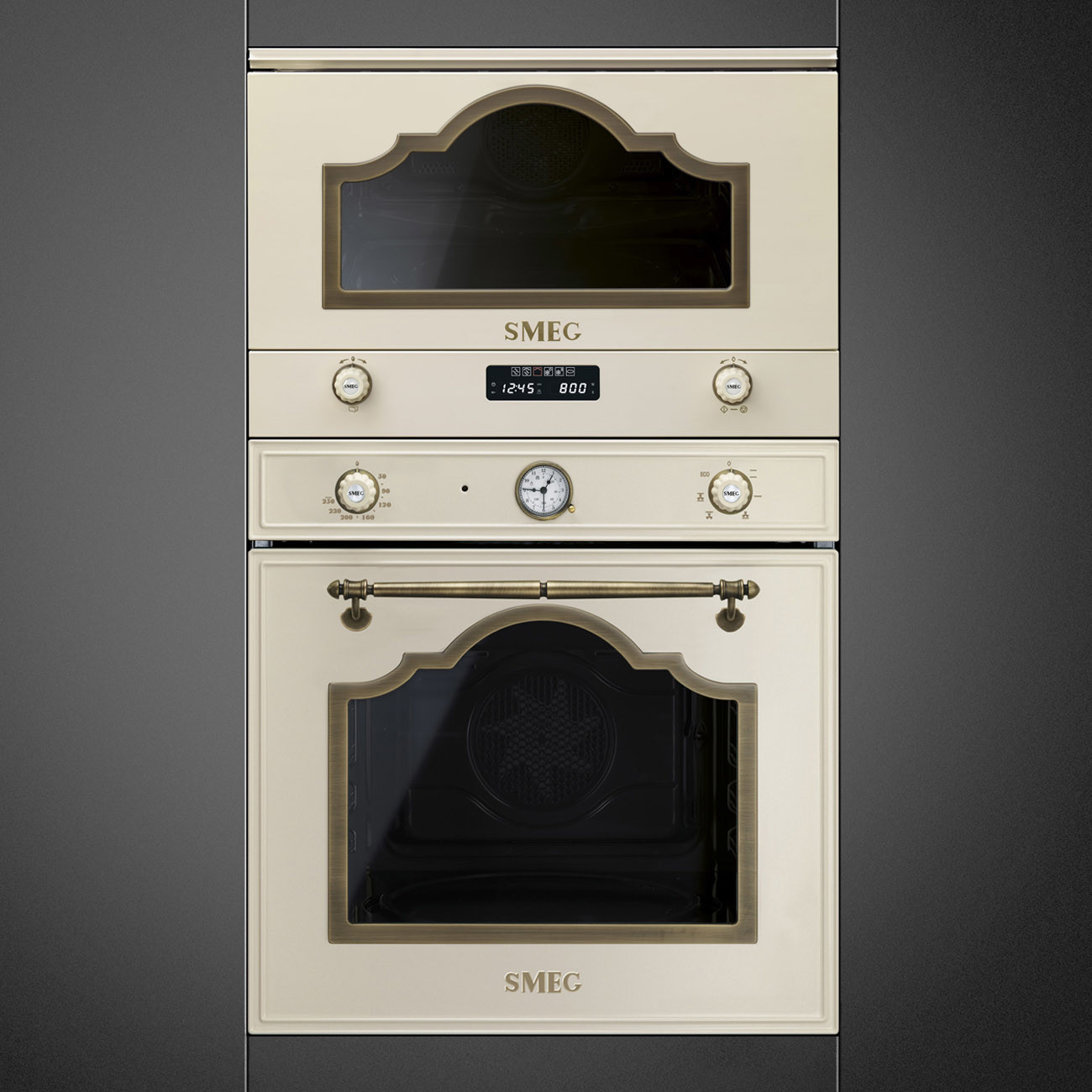 Un horno Smeg color crema con diseño nostálgico, horno doble y detalles en latón.