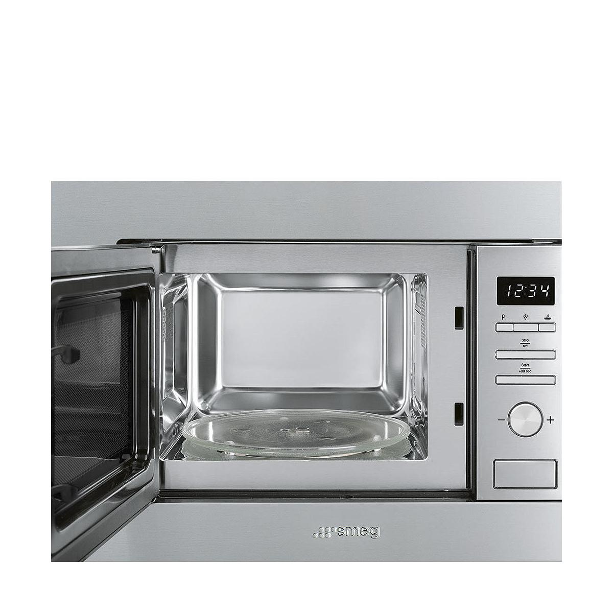 Un microondas Smeg plateado con la puerta abierta, mostrando un plato giratorio de vidrio.