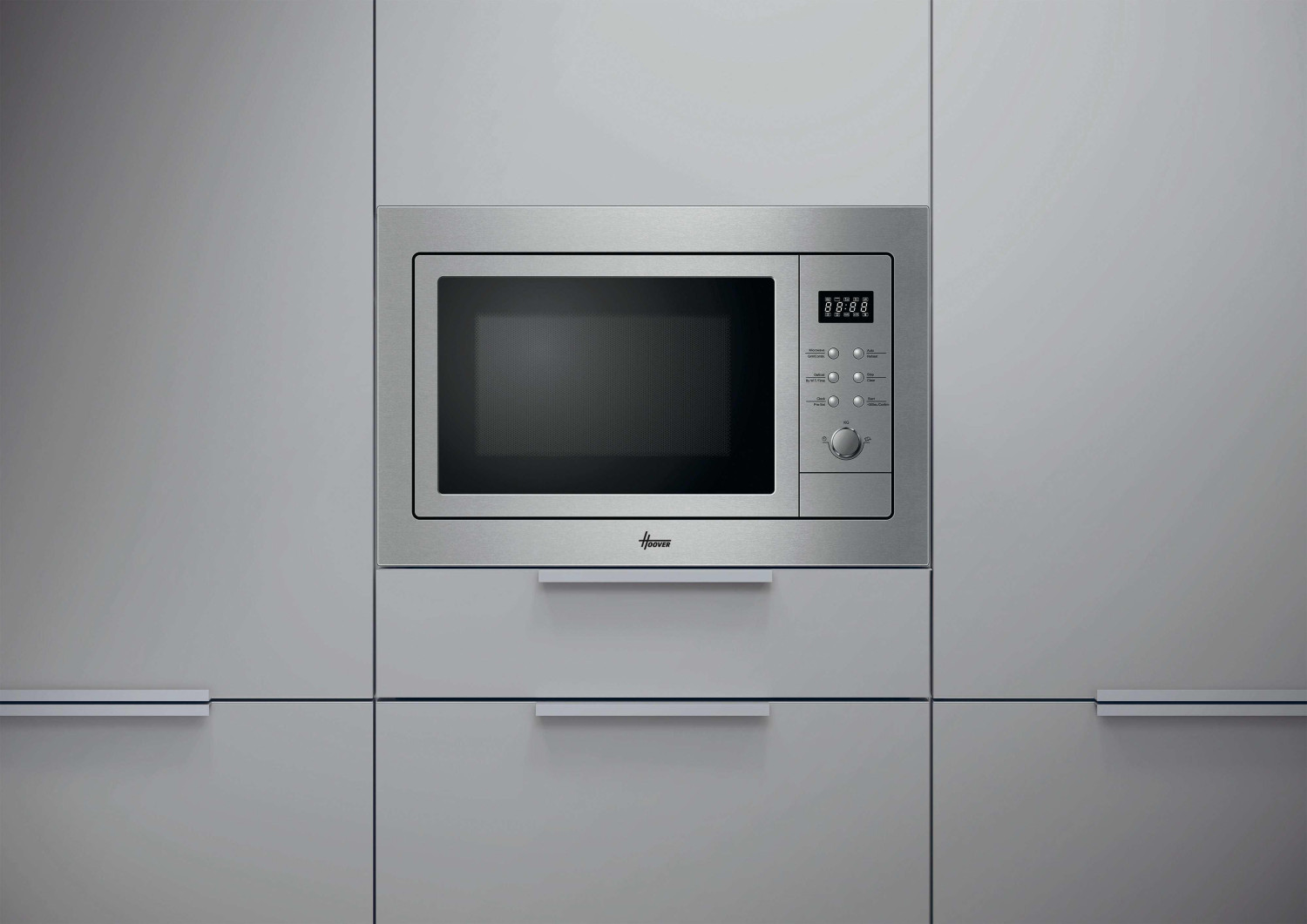 Un moderno microonde da incasso in acciaio inox con display digitale e pulsanti.