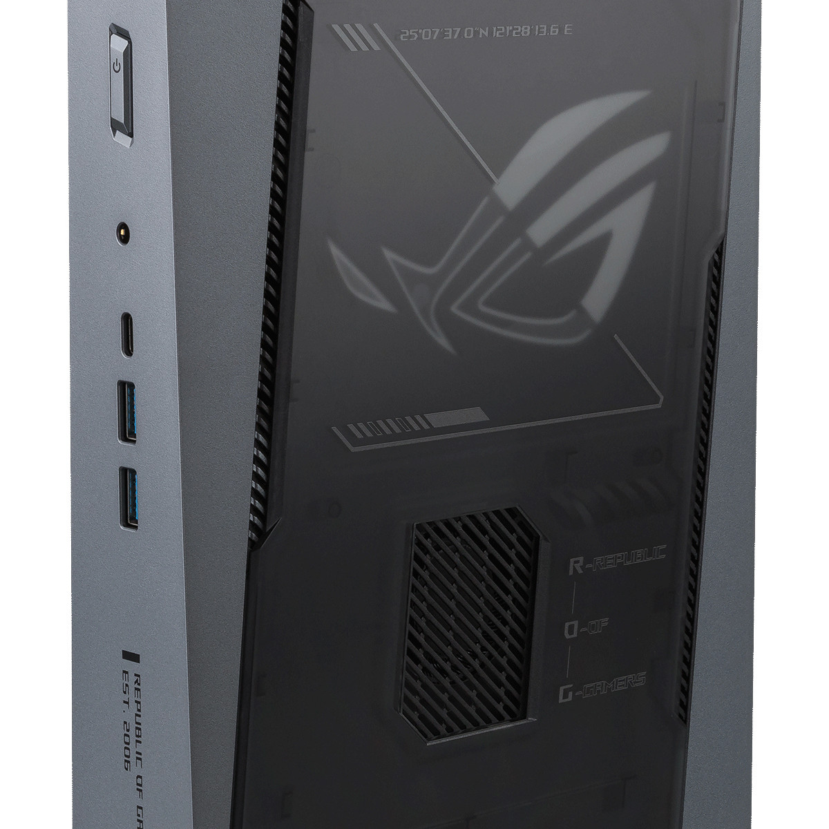PC grigio con logo ROG, porte USB e pulsante di accensione.