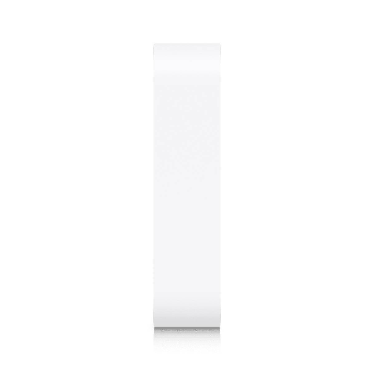 Un rotolo di nastro adesivo bianco con motivo sottile su sfondo bianco.