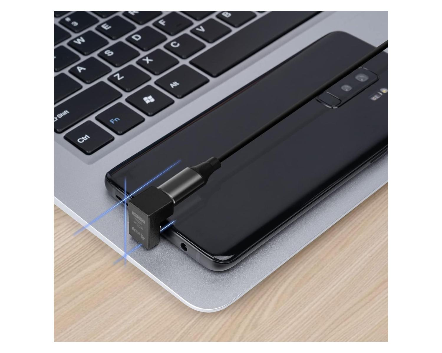 Un smartphone negro está conectado a un portátil mediante un cable negro y un adaptador en forma de L.