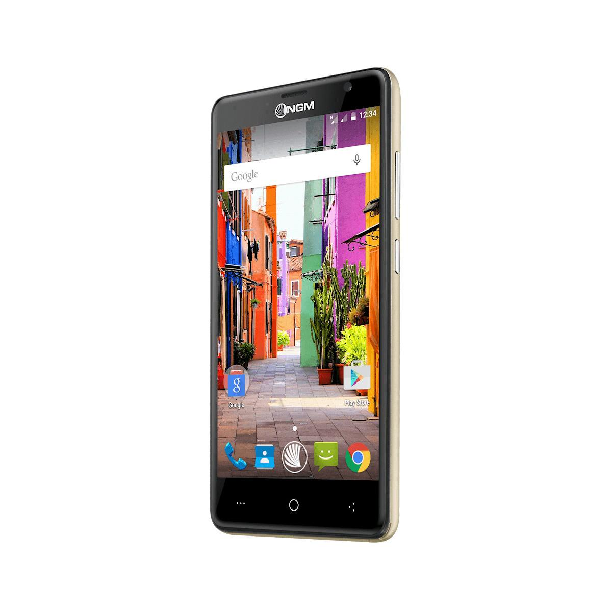 Smartphone NGM con un vicolo colorato come sfondo.