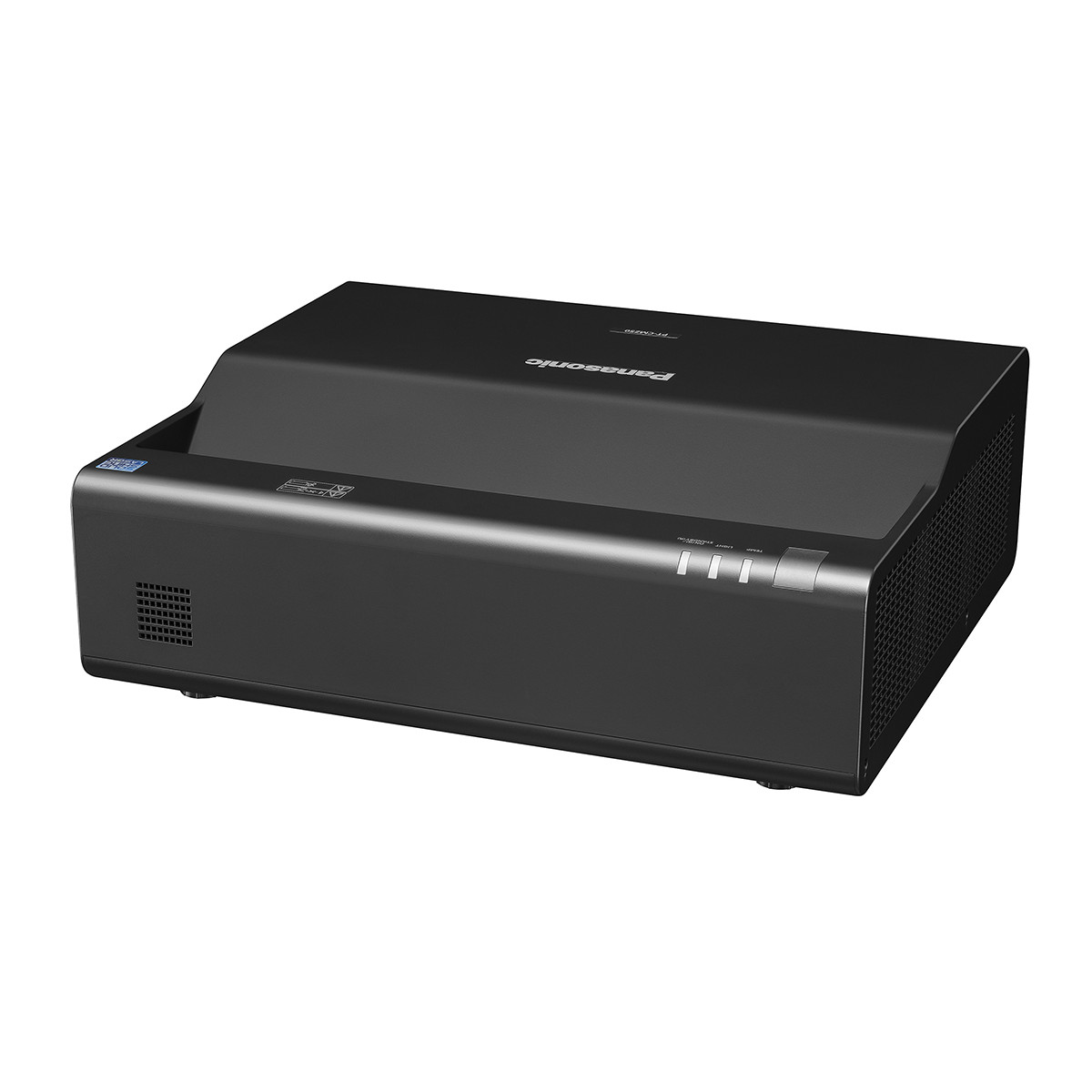 Ein schwarzer Panasonic-Projektor steht auf weißem Hintergrund.