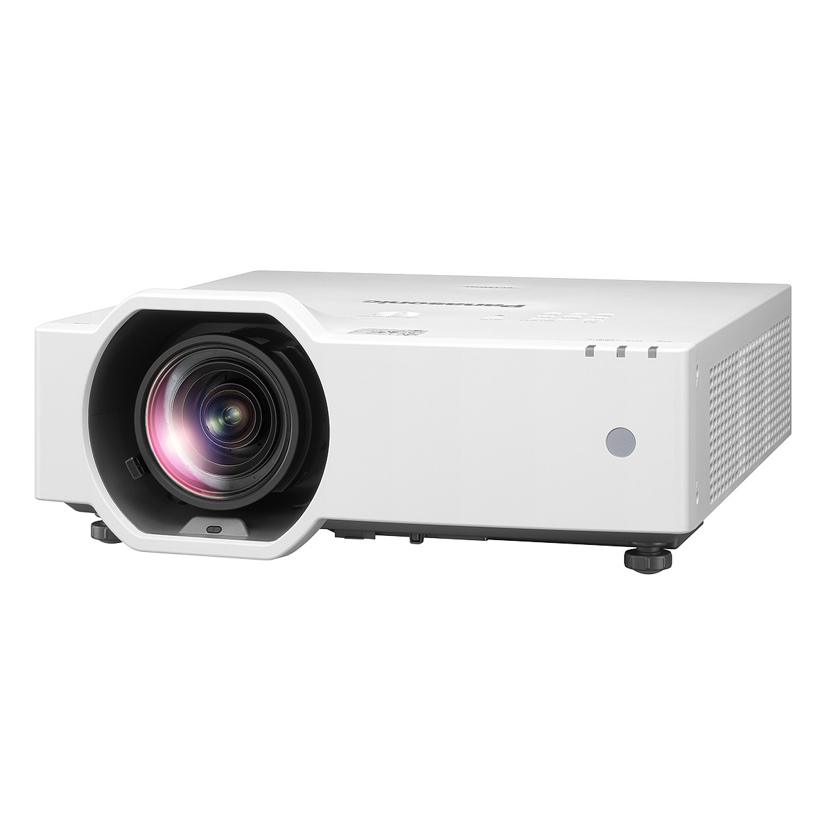 Un proiettore Panasonic bianco con lente e griglia di ventilazione su sfondo bianco.