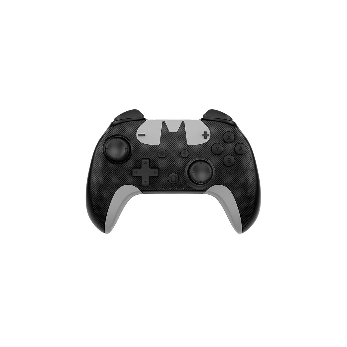 Ein schwarzer Gamecontroller mit grauen Akzenten, der an das Batman-Logo erinnert.