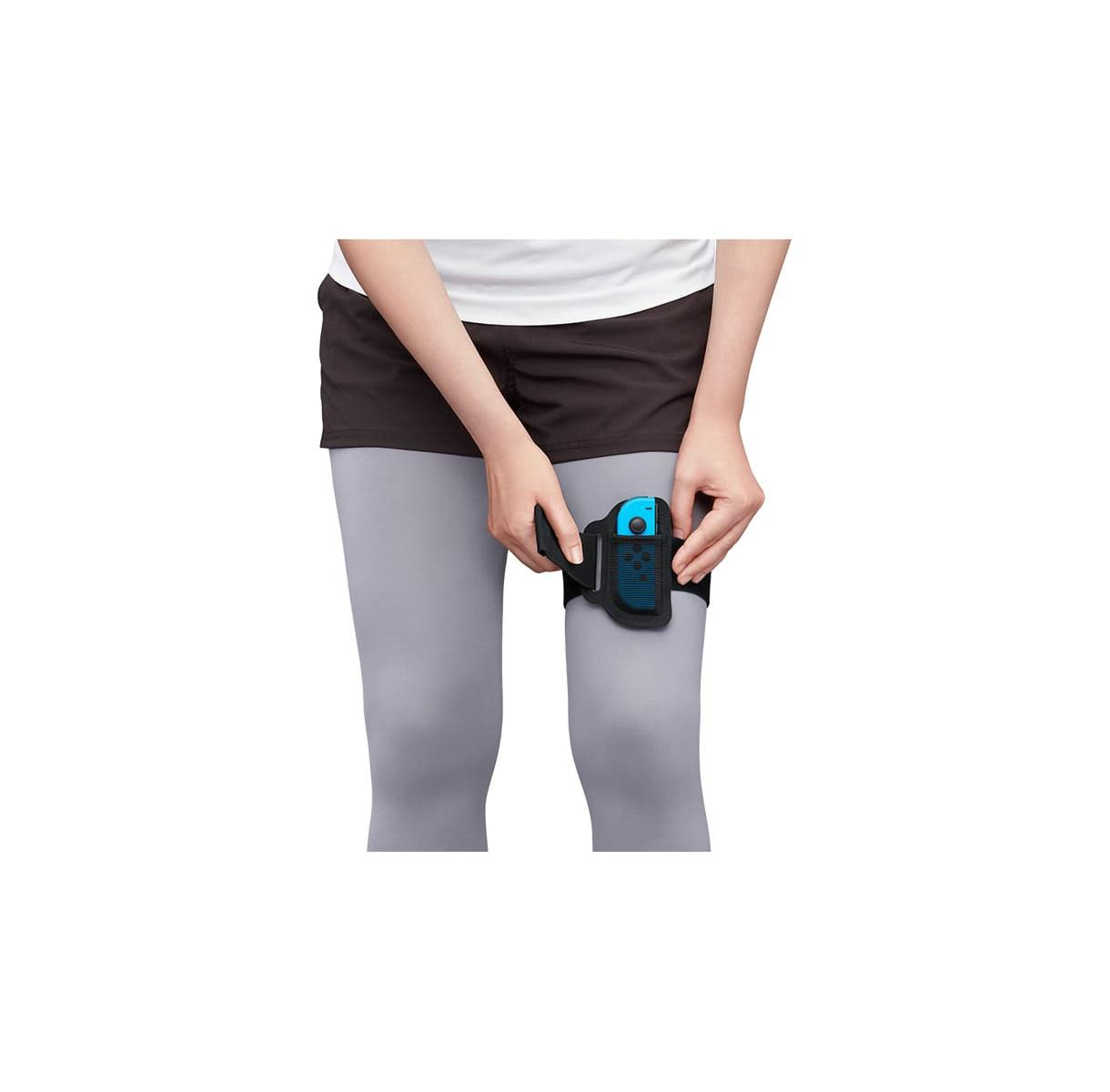 Persona aggancia un controller Joy-Con blu a un supporto da gamba sportivo.