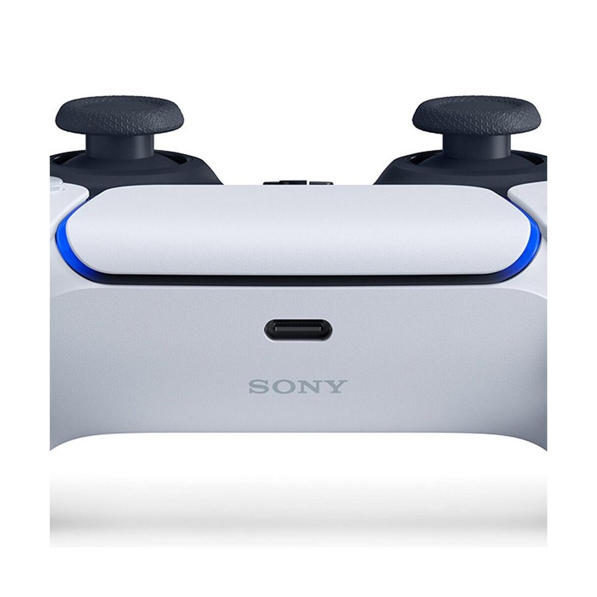Zbliżenie białego kontrolera PlayStation 5 z dwoma joystickami i portem USB-C.