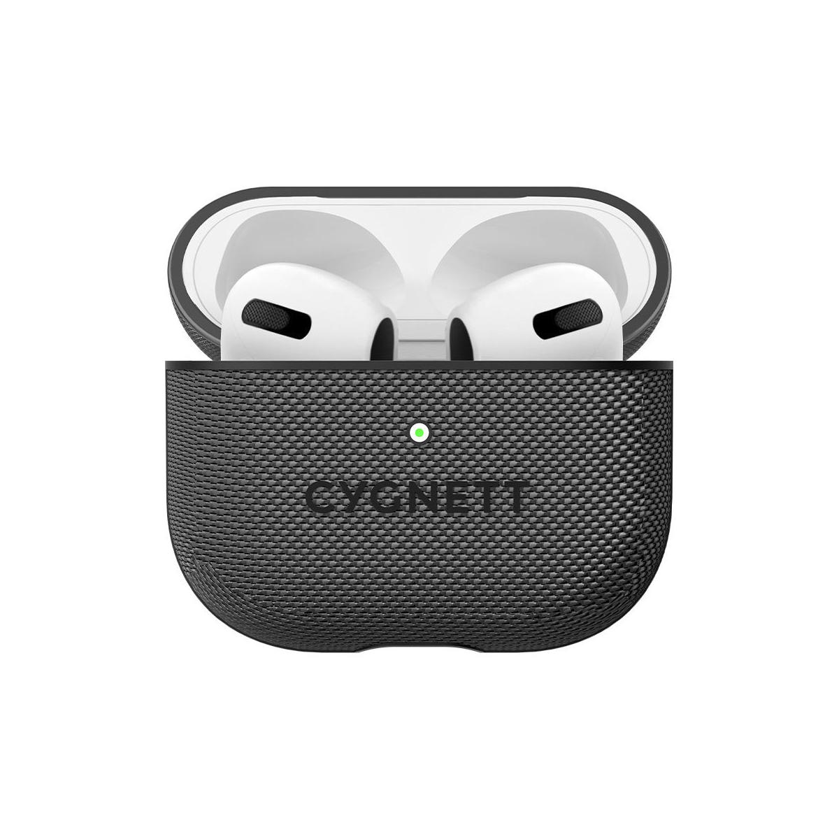 Un estuche de carga negro con auriculares blancos dentro. El estuche tiene textura y el nombre CYGNETT.