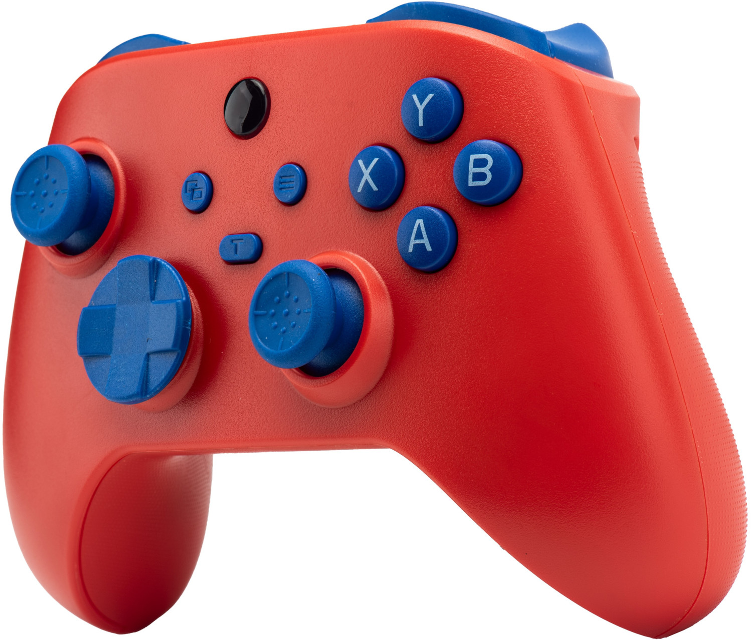 Un controller rosso con pulsanti e joystick blu, su sfondo bianco.