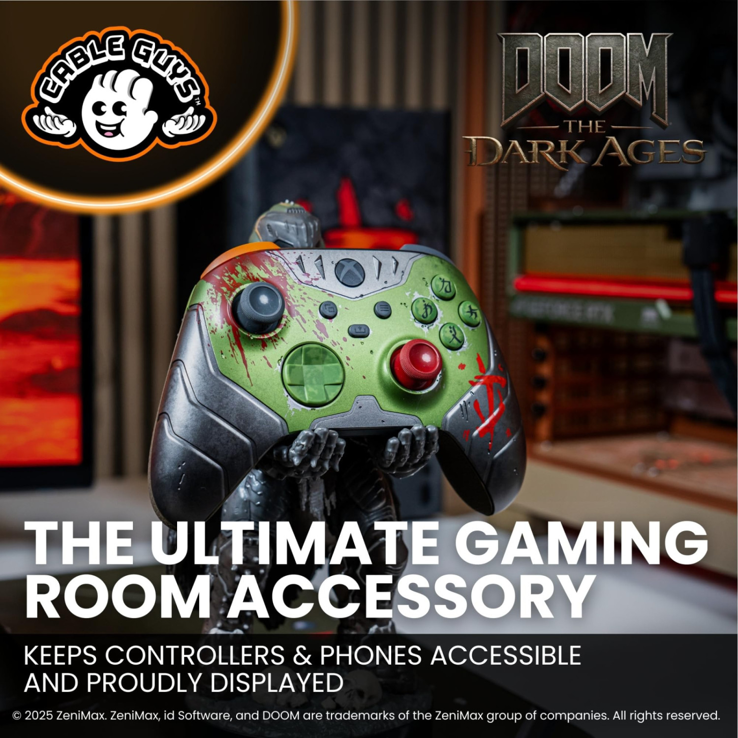 Ein Doom-Controller-Halter mit grünen und grauen Akzenten, gehalten von einer Figur.